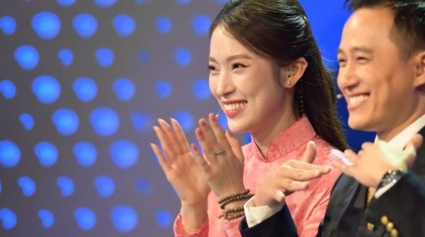 Khánh Vy duyên dáng sánh đôi MC Ngọc Huy trong chung kết Olympia 25 1761455368 692 thumbnail width740height495 anh cat 3 2 auto cropjpg