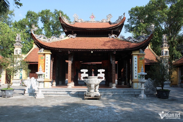 Ngôi đình thờ Đức Phùng Hưng - Bố Cái Đại Vương tại làng. Ảnh: Ngọc Hà