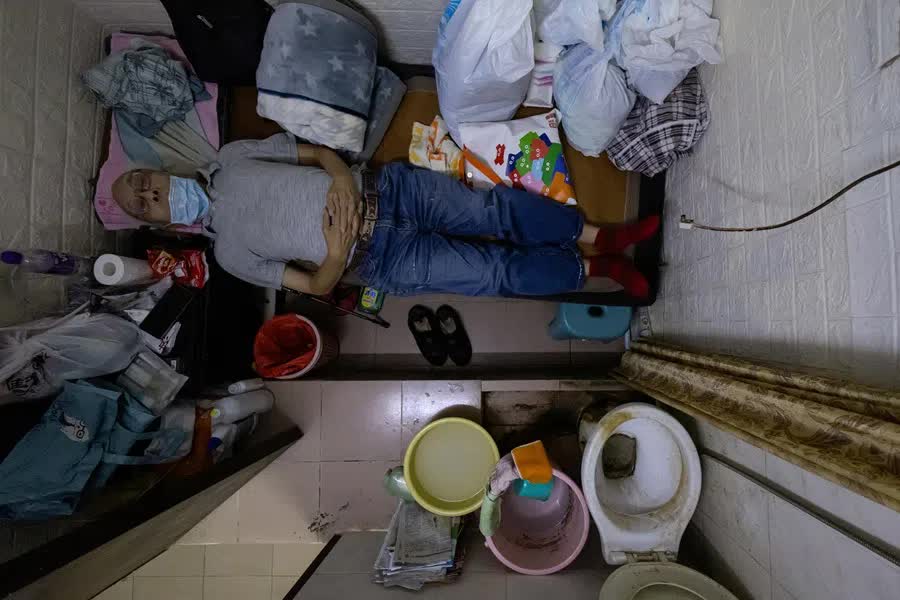 7,5 triệu đồng cho căn phòng chỉ rộng 1,39 - 1,67 m2: Cuộc sống nghẹt thở sau những toà chung cư chọc trời ở Hong Kong (Trung Quốc)- Ảnh 13.