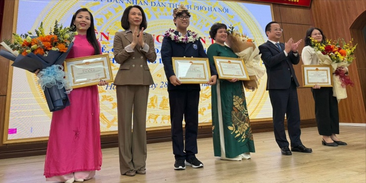 Trao thưởng các cá nhân, tập thể có thành tích xuất sắc.