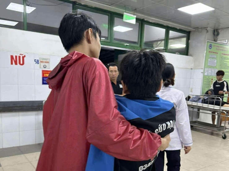 1761805517-z2-9bfd26ab52171a55fbfdfeca55-981-width1536height1152 Cháu bé sau đó được đưa vào viện kiểm tra sức khỏe. Ảnh: G.X