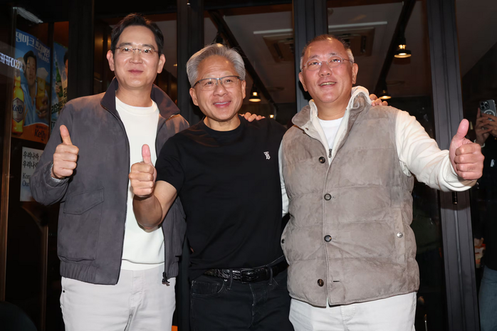 1761869448-screenshot-2025-10-31-at-00-45-22-nvidia-ceo-samsung-and-hyundai-chiefs-forge-ai-partnership-over-chimaek-dinner-7862-width698height465 Cả ba ra ngoài sau khi kết thúc bữa ăn. Ảnh: News1