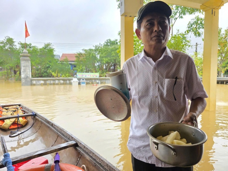 1761876259-z1-b5ab81f6f183ab9c3021d2650ca3a7ba-2940-width1280height960 Trưởng thôn mang nồi sắn luộc đi ăn lấy sức cứu trợ, để phần quà cho dân - 3