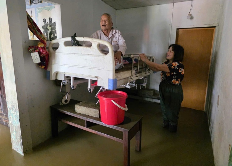 1761876259-z8-c32bd02e645d4cbc01b3a365d0578bea-2939-width1280height915 Nhà chị Vân nước lũ vẫn chưa rút. Ảnh: M.T