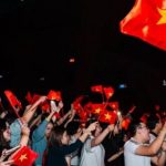 Hàng ngàn bạn trẻ đứng hát, vẫy cờ đỏ sao vàng xem Tổ Quốc trong tim 1761887316 375 thumbnail width740height495 anh cat 3 2 auto cropjpg