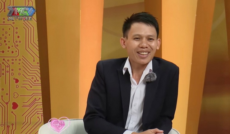 1761983452-anh-2-799-width1047height611 Hưng cảm động khi được cô gái mình thích trả nợ giúp. Ảnh cắt từ clip