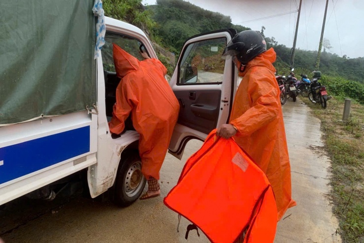 1762041471-249-1712-2-n-1940-width1266height842 Chị Khuyên được xe chuyên dụng của lực lượng công an đưa đến cơ sở y tế