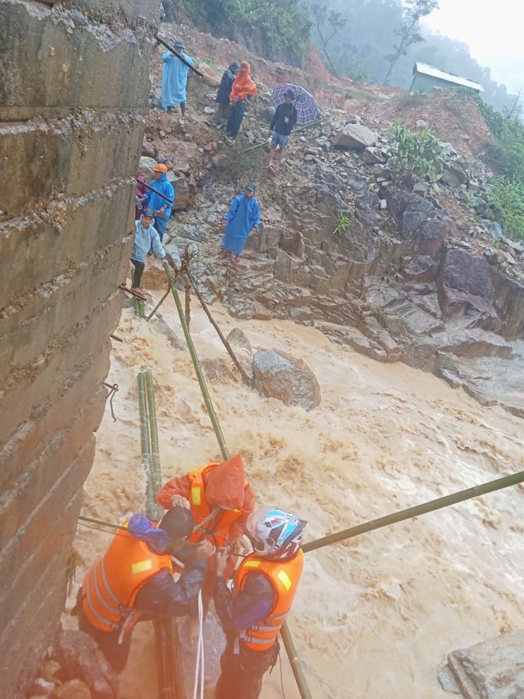 1762041471-509-6000-3-n-1939-width960height1280 Cô giáo được đưa qua suối an toàn. Ảnh: Phước Sơn Đài