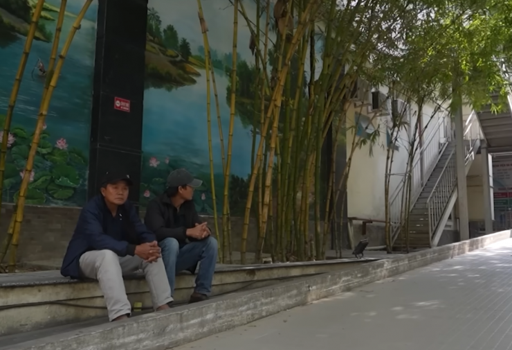 Ông Trung (bên trái) ngồi tại vị trí hơn 40 năm trước đã bỏ lại em trai của mình