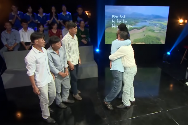 Giây phút ông Trung ôm chầm lấy người em ruột thất lạc sau hơn 40 năm xa cách