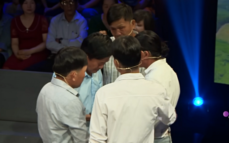 5 anh em ông Nghiệp đoàn tụ, ai cũng rung rưng nước mắt hạnh phúc