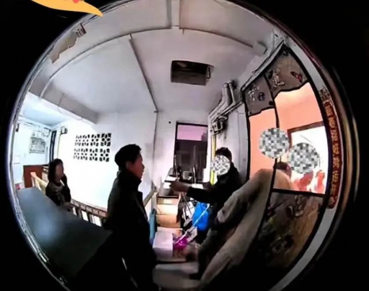 Hàng xóm xúm lại hành hung cô gái và chị họ. Ảnh: Sohu