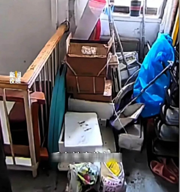 Rác vứt bừa bãi bốc mùi. Ảnh: QQ