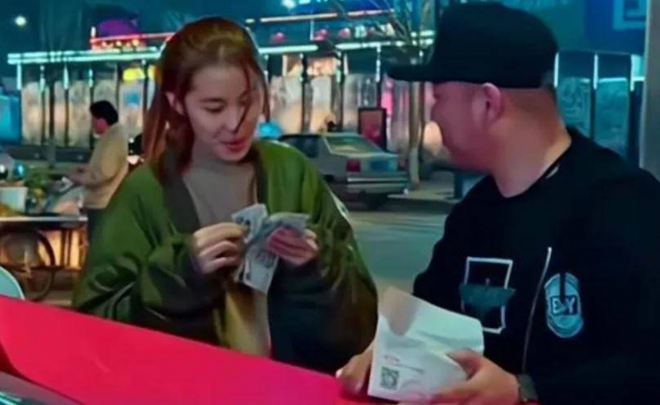 1762565322-a927c14039b0fe1a7c90d54263tplv-tt-origin-webgif-7374-0-500-4-6755-width807height495 Cô bé phải tự làm việc kiếm tiền khi tham gia show thực tế