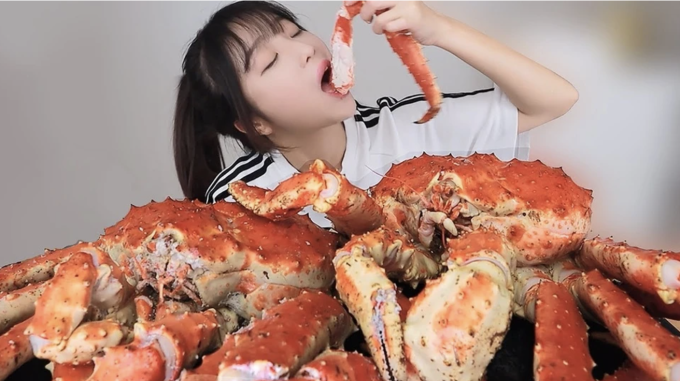 Park Jung-won, 28 tuổi, trong một lần quay cảnh ăn một mâm cua hoàng đế cỡ lớn. Ảnh: Tzuyang/Youtube