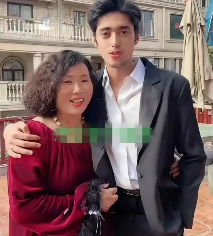 Chàng tiếp viên 26 tuổi cưới nữ đại gia 50 tuổi, khoe tình cảm quá “nóng mắt” khiến cư dân mạng sục sôi - 1