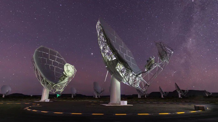1763006232-untitled-83408-width698height390 Một phần hệ thống kính viễn vọng MeerKAT của Nam Phi - Ảnh: MeerKAT