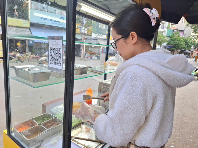 1763019180-2870-1231-width650height488 Sáng tranh thủ bán xôi, bánh mì: Nhịp sống 'hai ca' của nhiều người trẻ thành phố - 3