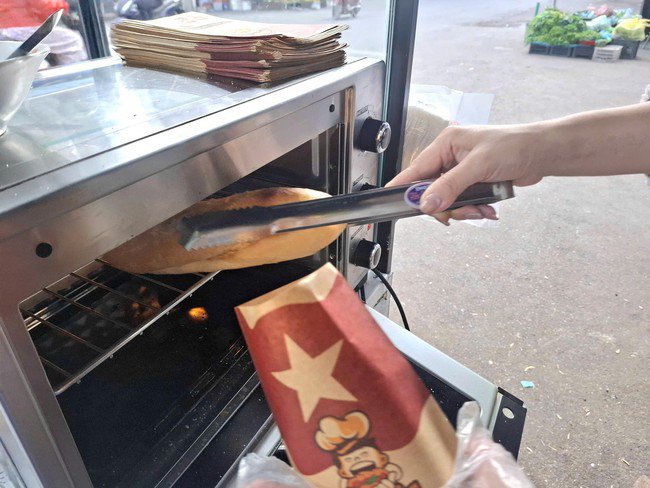 1763019180-2872-131-width650height488 Chị Trang bận rộn với công việc