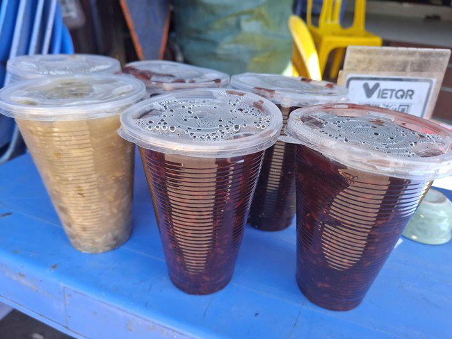 1763019181-2879-30687-width650height488 Chị Hoa chia sẵn từng cốc cháo, bán với giá 10.000 đồng/cốc.