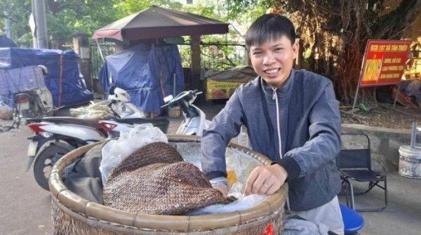 Sáng tranh thủ bán xôi, bánh mì: Nhịp sống 'hai ca' của nhiều người trẻ thành phố 1763093021 352 thumbnail width740height495 anh cat 3 2 auto cropjpg