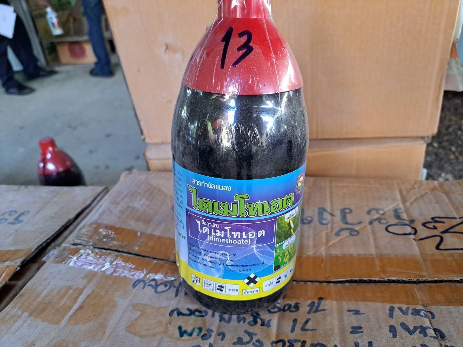 Một thiếu tướng chỉ huy cuộc đột kích, tóm gọn đường dây sản xuất hóa chất nông nghiệp giả, tịch thu loạt thuốc diệt cỏ, thuốc trừ sâu không giấy phép- Ảnh 3.