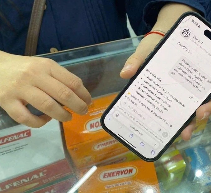 Hình ảnh người phụ nữ mang đơn thuốc của