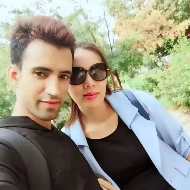 1763449111-u50-tai-hon-voi-chang-trai-pakistan-27-tuoi-mo-2-truong-hoc-theo-chong-ve-que-roi-choang-voi-canh-tr-4-9732-591-width866height866 U50 tái hôn với chàng trai Pakistan 27 tuổi, mở 2 trường học, theo chồng về quê rồi choáng với cảnh trước sân - 2