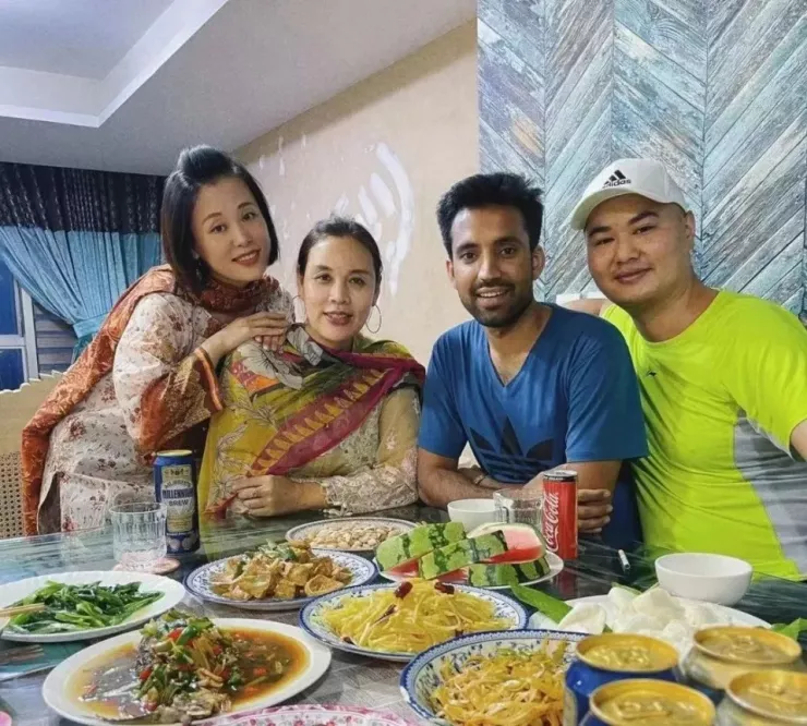 1763449112-u50-tai-hon-voi-chang-trai-pakistan-27-tuoi-mo-2-truong-hoc-theo-chong-ve-que-roi-choang-voi-canh-tr-9733-365-width960height863 U50 tái hôn với chàng trai Pakistan 27 tuổi, mở 2 trường học, theo chồng về quê rồi choáng với cảnh trước sân - 4