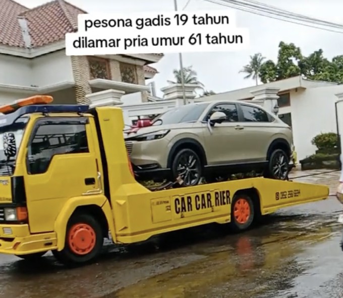 1763646193-dai-gia-cuoi-vo-1-6704-2035-3776-width680height592 Chiếc xe làm quà cưới cho cô dâu. Ảnh chụp màn hình