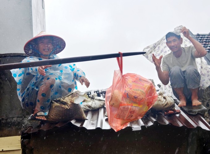 1763856384-a-8668-7717-9988-width680height500 Đoàn cứu hộ và cứu trợ Đà Nẵng, do anh Đào Đặng Công Trung dẫn đầu phân phát nhu yếu phẩm cho bà con vùng lũ Phú Yên, hôm 21/11. Ảnh: Nhân vật cung cấp