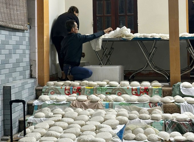 1763856384-a1-8592-9700-9988-5335-8958-8585-width680height497 Bà con làng Phúc Hậu, thị trấn Lim, Bắc Ninh xuyên đêm làm cơm nắm, muối vừng, ruốc vận chuyển bằng máy bay đến Đăk Lăk, hôm 21/11. Ảnh: Hương Thiền