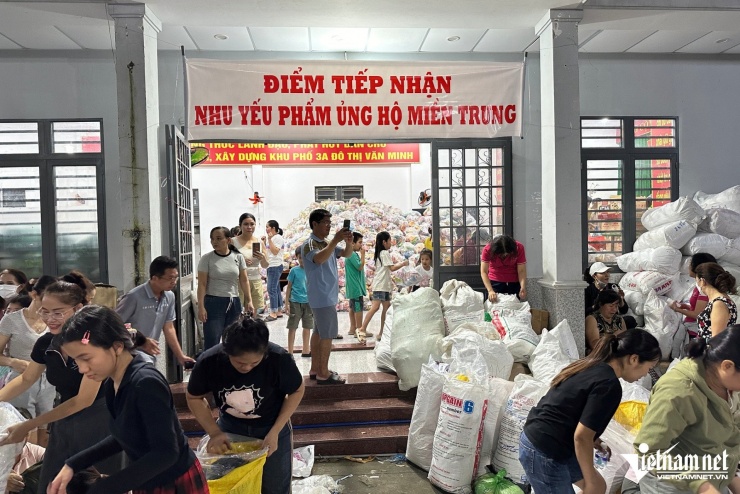 Hàng trăm người Đồng Nai xa lạ tụ lại xuyên đêm cứu trợ đồng bào vùng lũ - 2