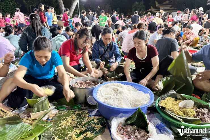 Hàng trăm người Đồng Nai xa lạ tụ lại xuyên đêm cứu trợ đồng bào vùng lũ - 7