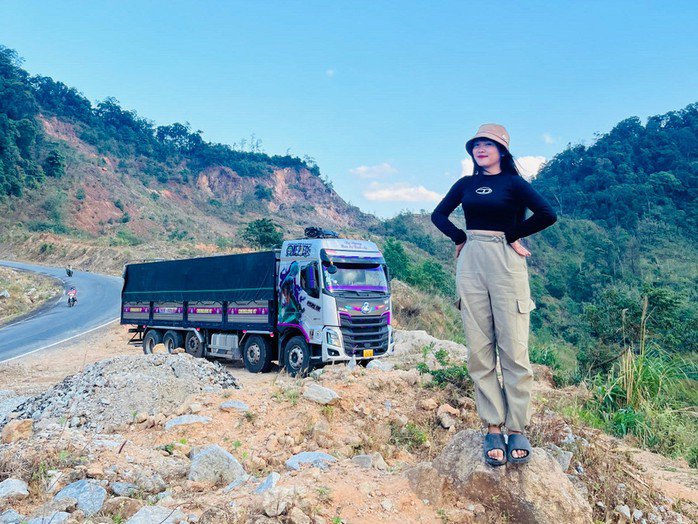 1763971488-image-2-24874-width698height524 Mỗi chuyến chở hàng, Duyên đều tranh thủ tận hưởng những cảnh đẹp trên đường.