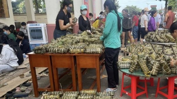 Cả xã thức xuyên đêm nấu 15 nồi bánh chưng, vội vã đóng hàng gửi bà con vùng lũ 1763987197 184 thumbnail width740height495 anh cat 3 2 auto cropjpg