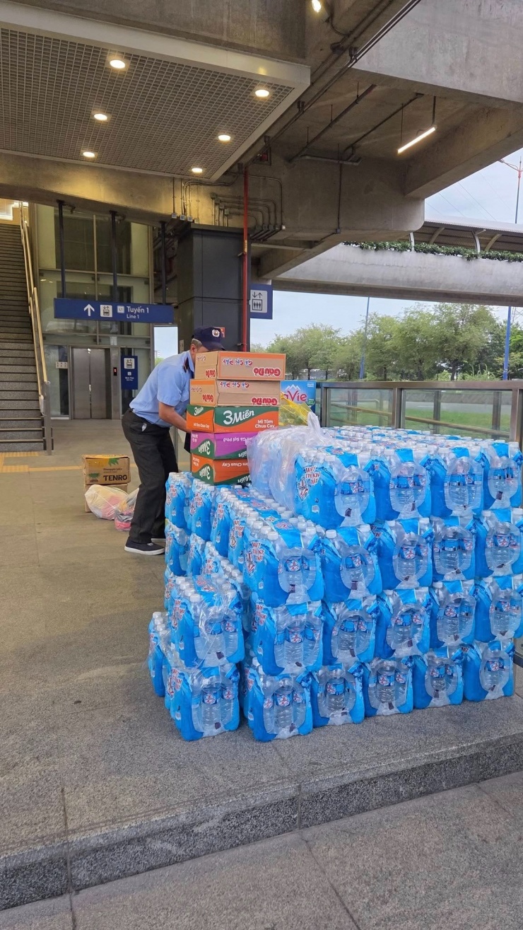 1764032847-johnnietien-width1153height2048-1 Hình ảnh bác bảo vệ đang mang hàng hóa, nhu yếu phẩm lên tàu tại Metro, cũng là điểm chung tay cứu trợ đồng bào. Nguồn: @johnnietien