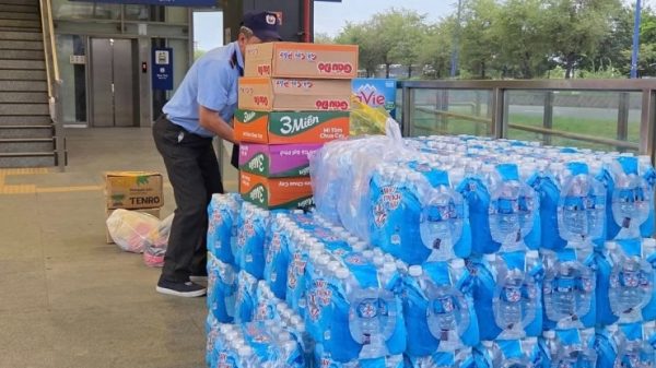 Ấm lòng chùm ảnh cứu trợ mùa bão lũ: Tình thương trao đi, mưa nào rồi cũng tạnh 27 Ấm lòng chùm ảnh cứu trợ mùa bão lũ: Tình thương trao đi, mưa nào rồi cũng tạnh 1764032847 johnnietien width1153height2048