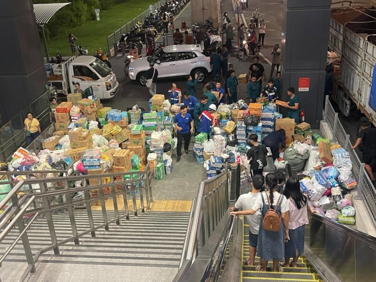 1764032848-lucylee92-width1390height1043 Một góc khác của ga Metro, khi tầng tầng lớp lớp nhu yếu phẩm đang được chuẩn bị mang đến tận tay bà con vùng lũ. Nguồn: @lucy.lee.92