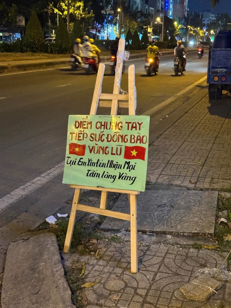 1764032848-yeseul05-width1390height1853 Các bạn trẻ tận dụng bảng hiệu bắt mắt để làm điểm chung tay tiếp sức đồng bào. Nguồn: @ye.seul05
