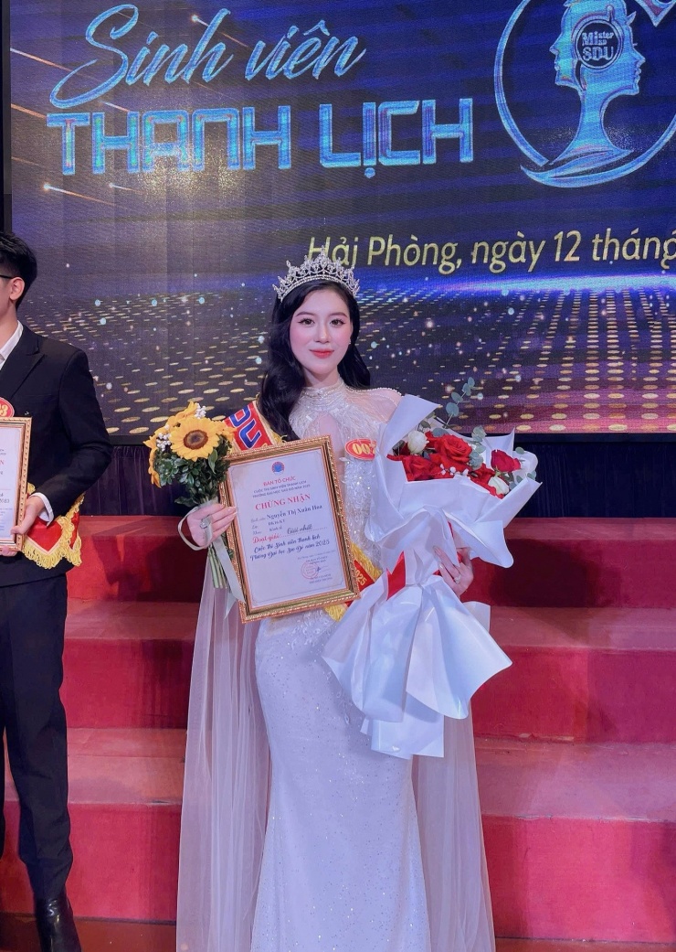 1764037215-img-2369-width1390height1955 Khoảnh khắc Xuân Hoa rạng rỡ khi được xướng tên Giải Nhất Sinh viên Thanh lịch 2025.
