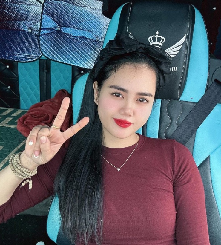 Phương lái xe tải của gia đình chở hàng cứu trợ đến cho bà con Đắk Lắk 