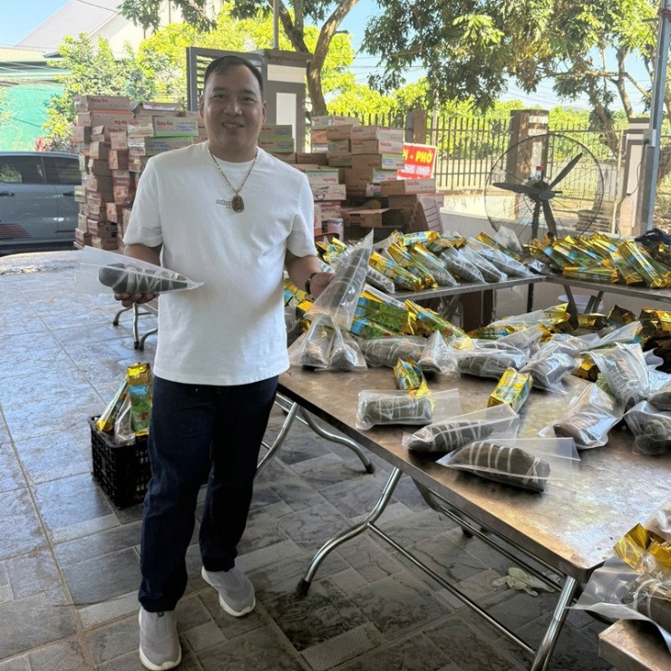 1764117506-anh-3-1722-width800height800 Anh Thành cùng nhóm bạn trong câu lạc bộ xe bán tải quyên góp nhu yếu phẩm gửi đến bà con vùng lũ ở miền Trung