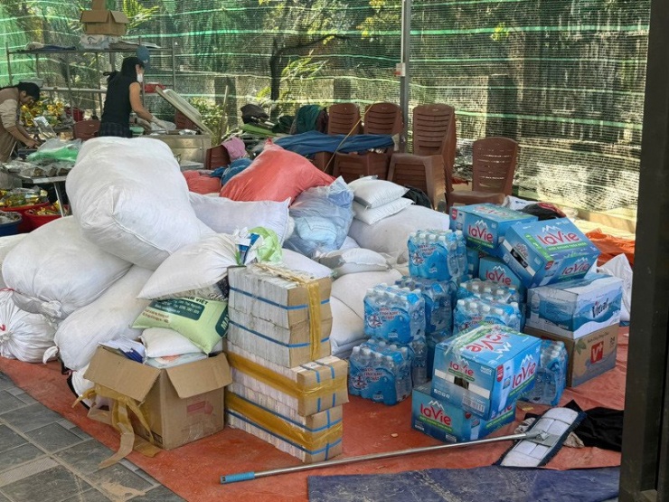 1764117506-anh-4-1723-width800height600 Chỉ sau vài ngày, nhóm của anh Thành đã quyên góp được hơn 20 tấn hàng