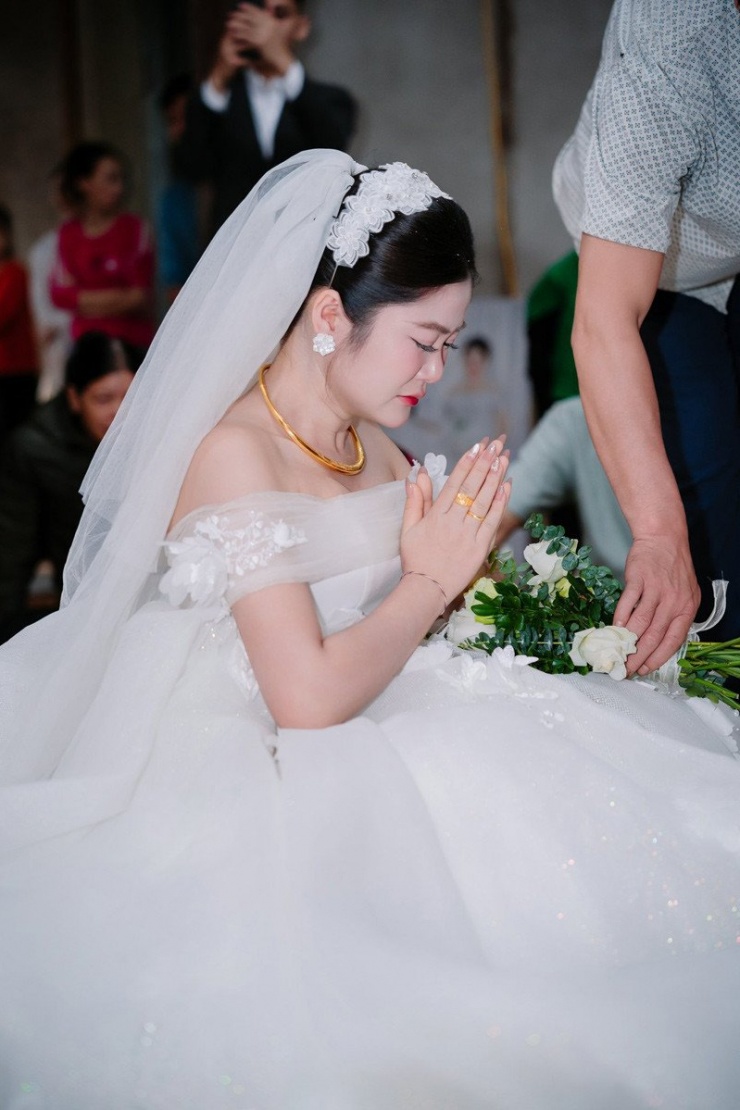 1764146569-anh-2-1890-width800height1199 Khoảnh khắc cô dâu kính lễ gia tiên