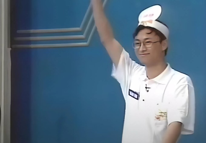 1764224799-thanhvinh3a-2778-6654-3113-width680height473 Nguyễn Thành Vinh khi thi Olympia năm 2000. Ảnh chụp màn hình