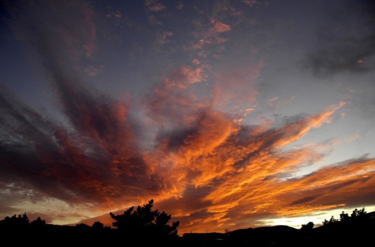 1764314966-cloud-width900height593 Mây lúc hoàng hôn có thể mang màu sắc rất ấn tượng. Trong ảnh là mây trung tích lúc hoàng hôn, được đăng trên trang Khoa học Trái Đất New Zealand. Ảnh: Alan Blacklock.