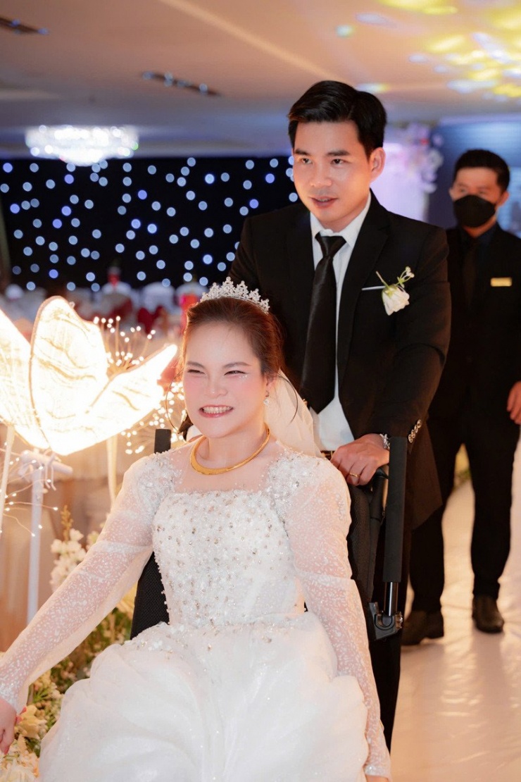 Khoảnh khắc chú rể đẩy xe lăn, đưa cô dâu vào lễ đường 