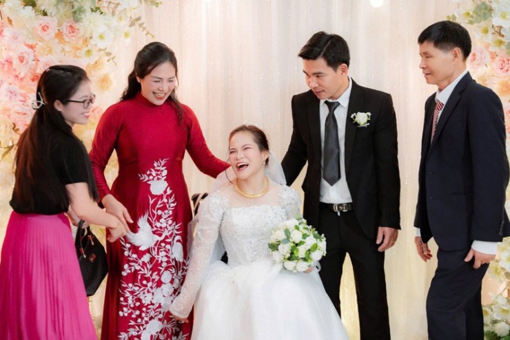 Cặp đôi nhận được sự chúc phúc của hai bên gia đình 