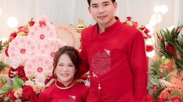 Chú rể đẩy xe lăn đưa cô dâu vào lễ đường, quan khách sụt sùi lau nước mắt 1764378449 338 thumbnail width740height495 anh cat 3 2 auto cropjpg